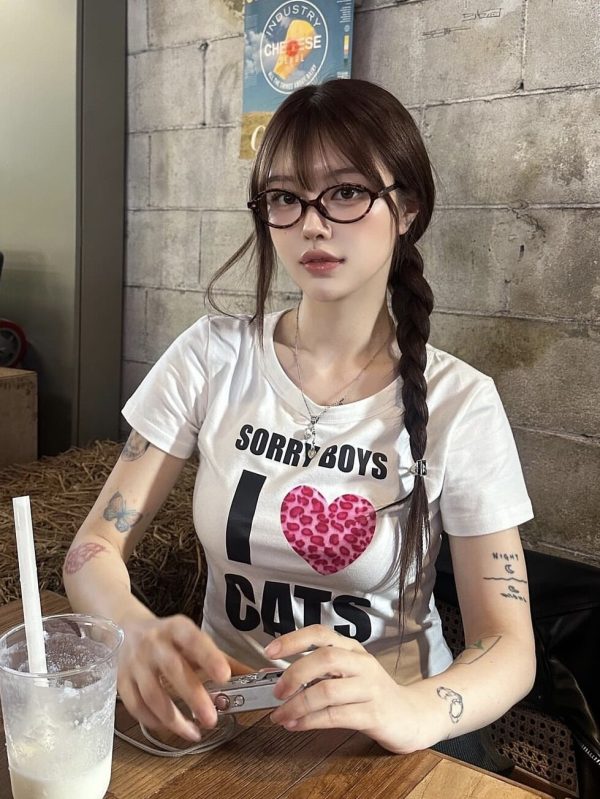 Pink Leopard Print Heart Short Sleeve Fitted Cotton T-Shirt for Women - Trendy Age-Reducing Design