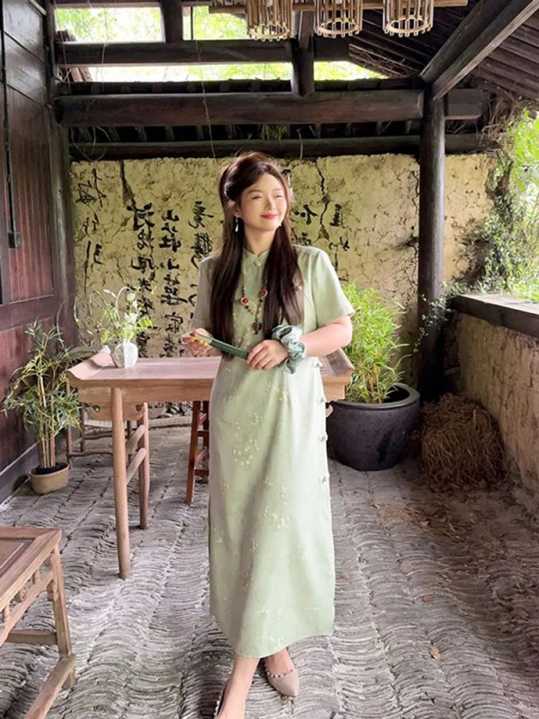 Plus-Size Chinese-Style Jacquard Cheongsam Dress for Women, Elegant Short-Sleeve Design, Flattering Fit for Curvy Figures