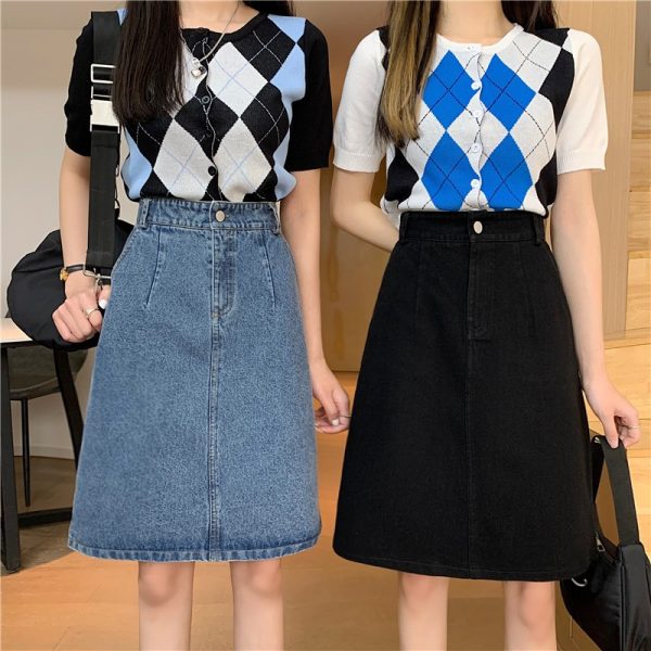 Plus-Size Mid-Length Denim Skirt for Curvy Figures, Hip-Hugging A-Line Design with Split Detail, Trendy One-Step Style