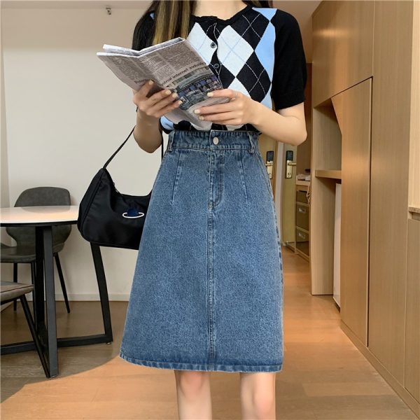 Plus-Size Mid-Length Denim Skirt for Curvy Figures, Hip-Hugging A-Line Design with Split Detail, Trendy One-Step Style