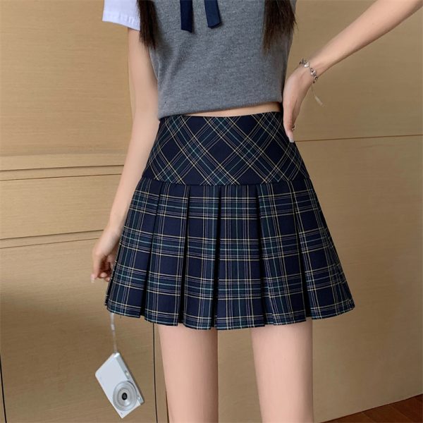 Plus Size Red Plaid Pleated Skirt for Women, Korean Style High-Waisted A-Line Short Skirt, Slimming and Hip-Covering Fashion Piece