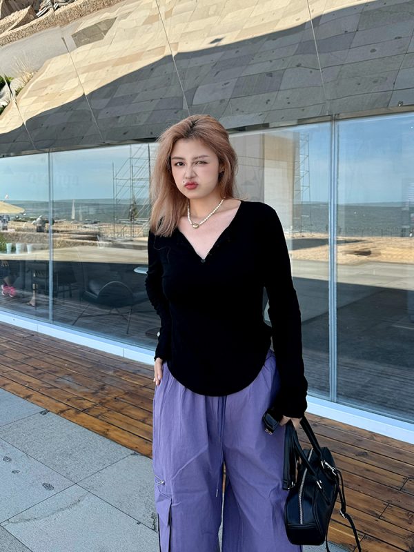 Plus Size Simple Black V-Neck T-Shirt - Comfortable Stretch Basic Top for Spring - Versatile Everyday Wear