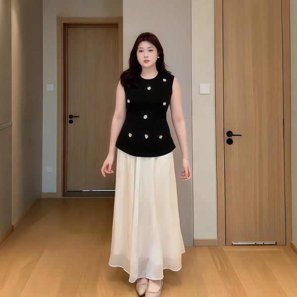 Plus-Size Women's Sequin Floral Short Sleeve Top - Summer Style for Curvy Figures, Perfect with a Slimming Skirt Set