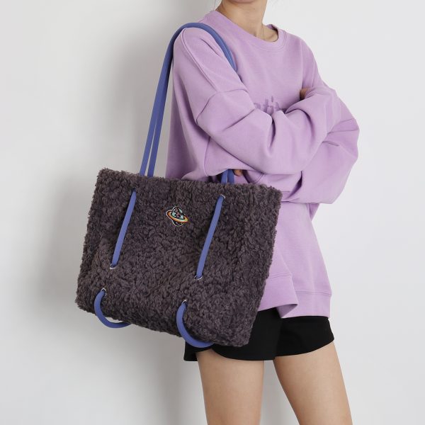Plush Tote Bag for Women - 2023 Autumn Winter Minimalist Niche Design, Large Capacity High-End Feel Handbag