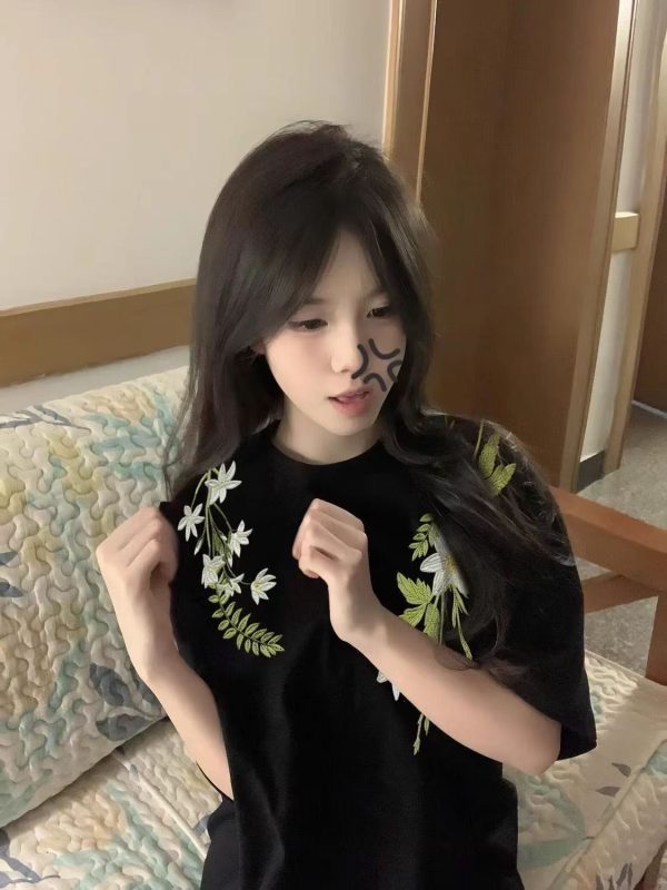 Retro Floral Embroidered Short Sleeve T-Shirt for Girls - Summer Trendy Top for Middle and High School Students