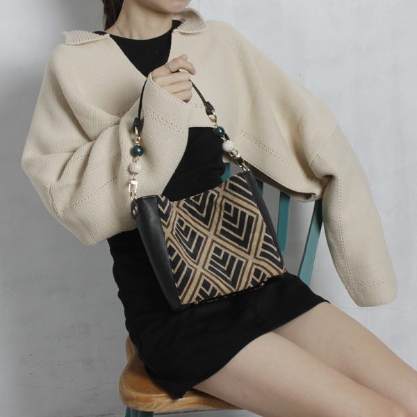Retro Geometric Stripe Crossbody Handbag for Women - Unique Design, Versatile Spring/Summer Style