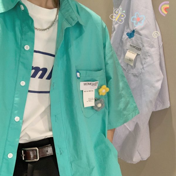 Retro Hong Kong Style Short Sleeve Shirt with Brooch Flower - Trendy Loose Fit Couple Top for Versatile Dopamine Fashion