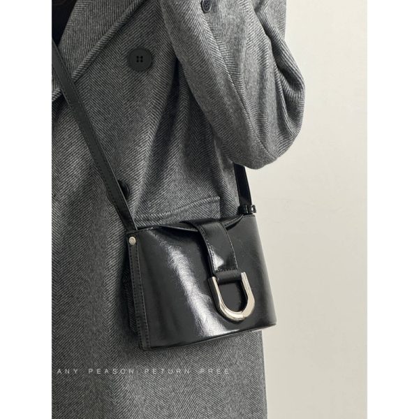 Retro Horseshoe Buckle Water Bucket Bag for Women - 2024 Mini Commuter Handbag, Stylish Shoulder Crossbody Bag