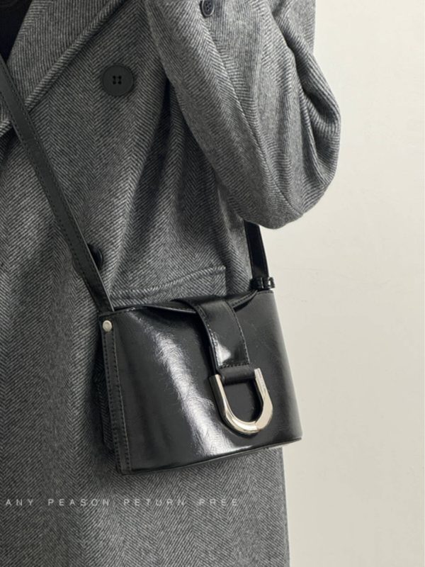 Retro Horseshoe Buckle Water Bucket Bag for Women - 2024 Mini Commuter Handbag, Stylish Shoulder Crossbody Bag