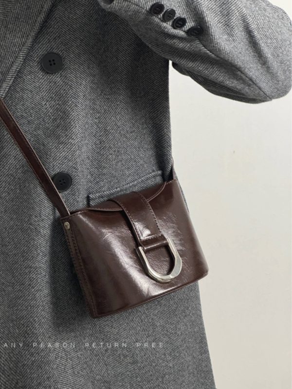 Retro Horseshoe Buckle Water Bucket Bag for Women - 2024 Mini Commuter Handbag, Stylish Shoulder Crossbody Bag