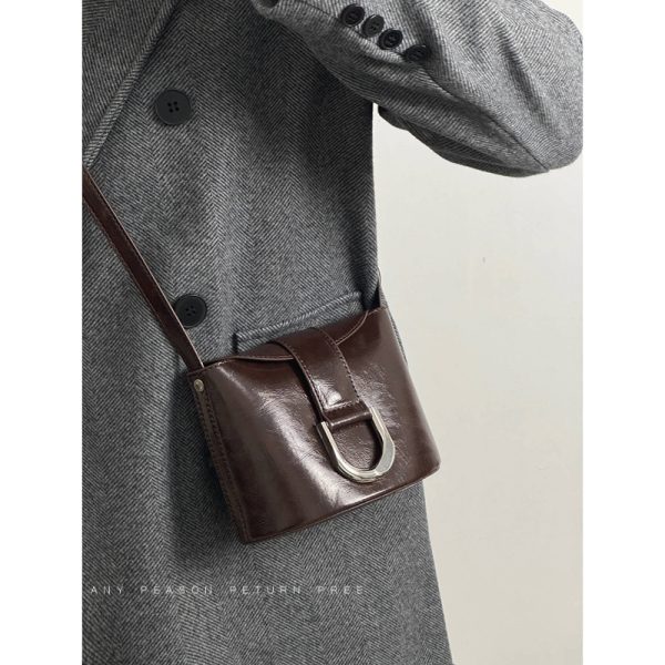 Retro Horseshoe Buckle Water Bucket Bag for Women - 2024 Mini Commuter Handbag, Stylish Shoulder Crossbody Bag