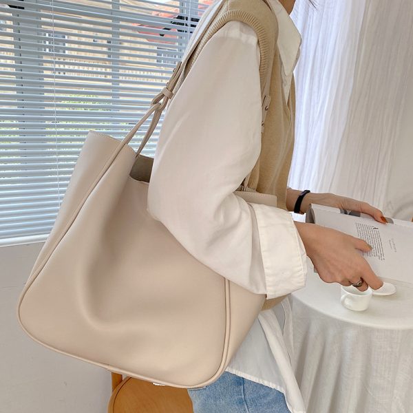 Retro æ¸¯é£Ž Large Capacity Shoulder Tote Bag for Women - Chic Commuting Underarm Design