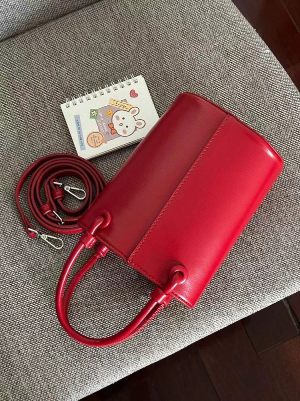 Retro Small-Volume Bucket Bag for Autumn/Winter - Versatile Shoulder & Crossbody Design with Enhanced Texture