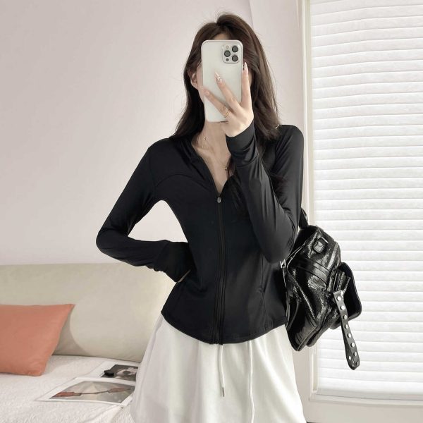 Slim-Fit Hooded Sun Protection Zip-Up Jacket with Bee Design, Tummy-Covering, Stretchy Long Sleeve for Spring-Summer Casual Wear