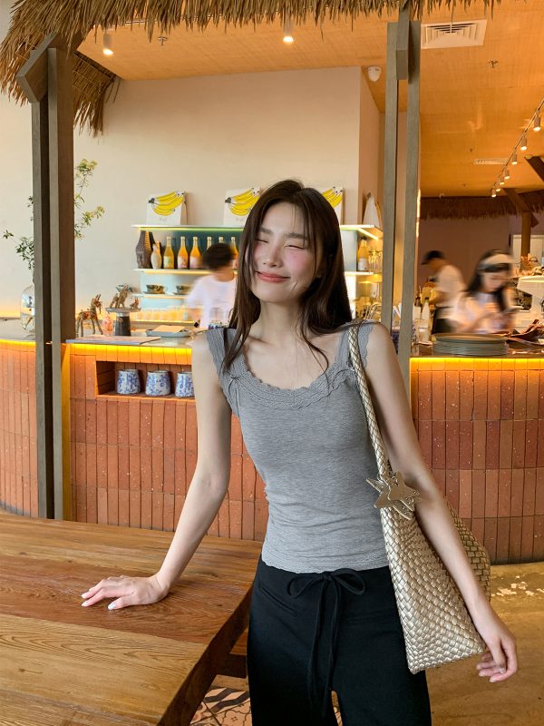 Slim-Fit Lace Edge Padded Camisole for Women - Summer Bow Sleeveless Top, Trendy Niche Design, Perfect for Casual and Y2K Style