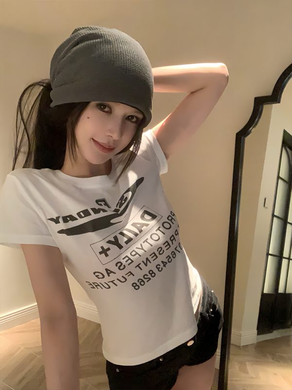 Summer White Short Sleeve T-Shirt for Women with Letter Print, Slim Fit Shoulder Top, 90s Inspired Style