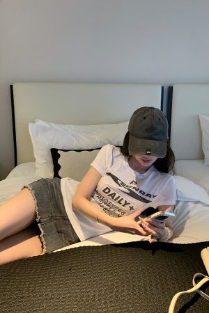 Summer White Short Sleeve T-Shirt for Women with Letter Print, Slim Fit Shoulder Top, 90s Inspired Style