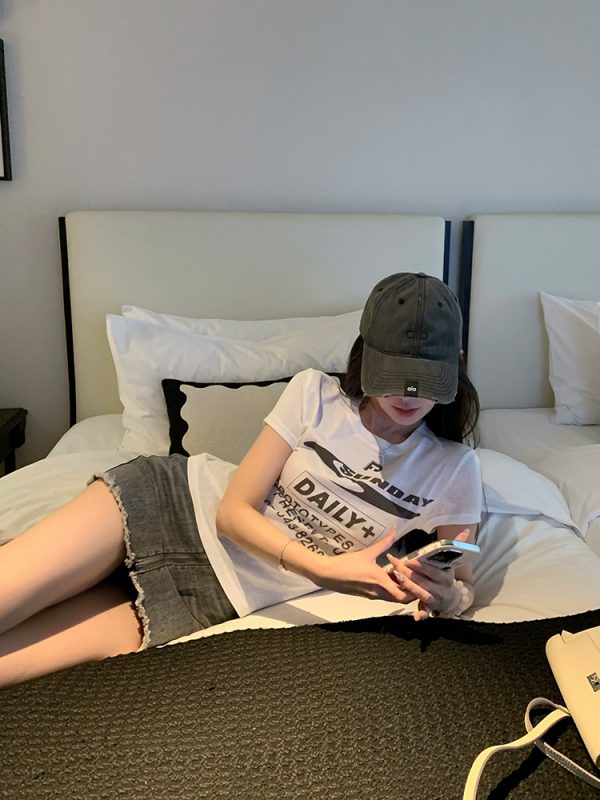 Summer White Short Sleeve T-Shirt for Women with Letter Print, Slim Fit Shoulder Top, 90s Inspired Style