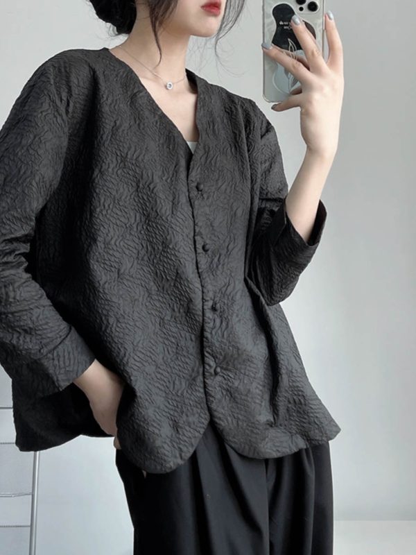 Textured Black and White Suit Jacket, Pleated Short V-Neck, Loose A-Line, New Chinese Style, Age-Reducing Autumn Layering Piece