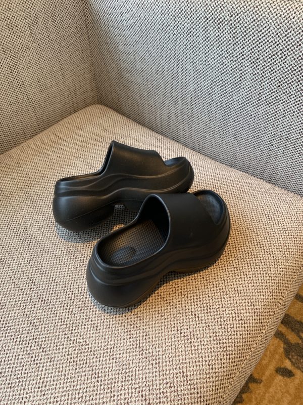 Thick-Soled One-Strap Sandals for Women - Summer 2025 Versatile Height-Increasing Slippers for Petite Figures, Non-Slip Design