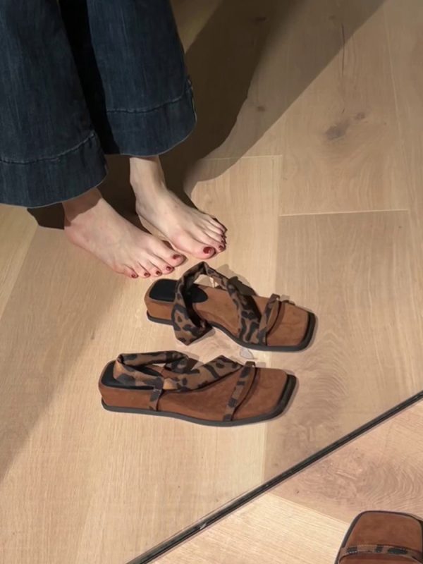 Thick-Soled Sheepskin One-Strap Square-Toe Sandals for Women - Retro Two-Way Wear Perfect for Skirts and Summer Outfits