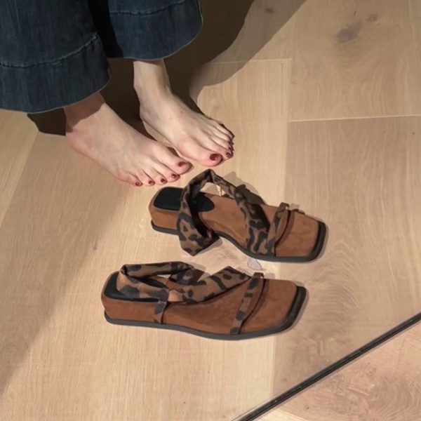 Thick-Soled Sheepskin One-Strap Square-Toe Sandals for Women - Retro Two-Way Wear Perfect for Skirts and Summer Outfits