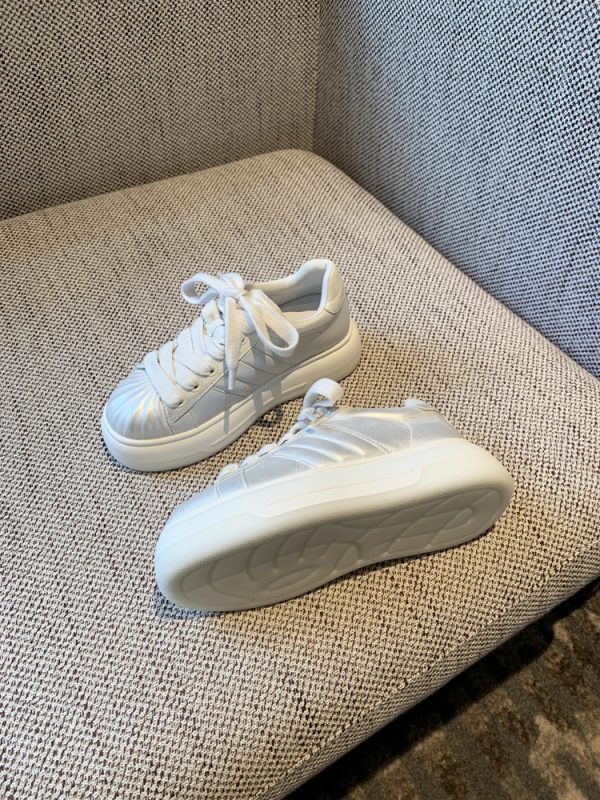 Thick-Soled White Sneakers for Women - 2025 Spring Shell Toe Casual Board Shoes, Versatile Fashionable Bread Shoes