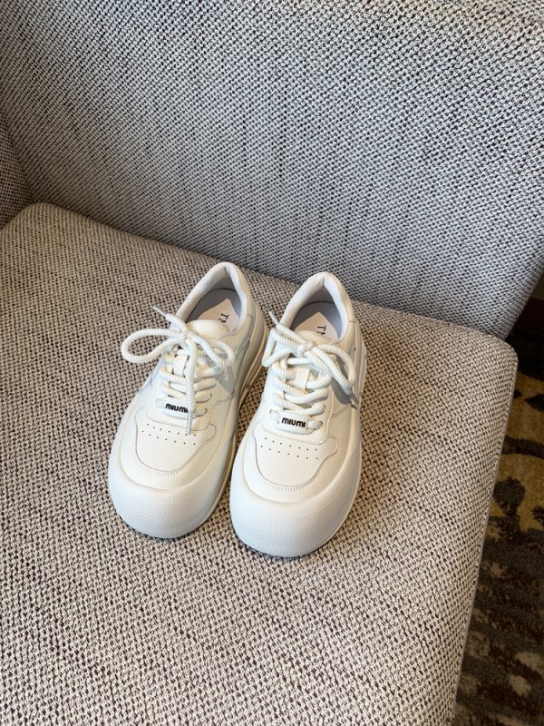Thick-Soled White Sneakers for Women, 2025 Korean Lace-Up Casual Sports Shoes, Versatile Trendy Board Sneakers