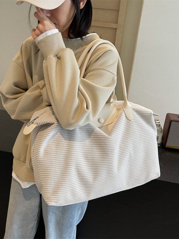 Trendy Large Capacity Commuter Travel Bag for Women - Lightweight Versatile Shoulder Bag for Travel and Maternity 2025