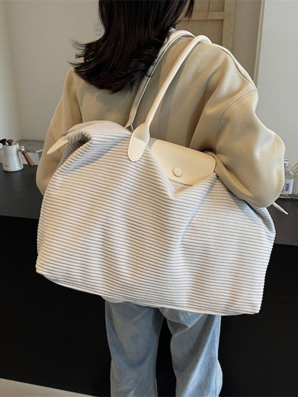 Trendy Large Capacity Commuter Travel Bag for Women - Lightweight Versatile Shoulder Bag for Travel and Maternity 2025