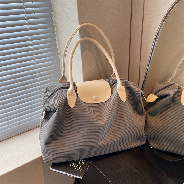Trendy Large Capacity Commuter Travel Bag for Women - Lightweight Versatile Shoulder Bag for Travel and Maternity 2025
