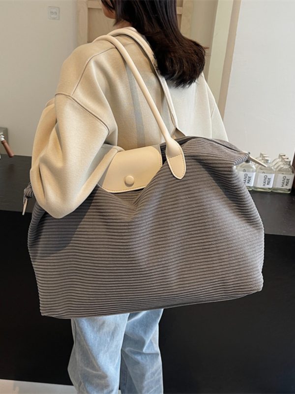 Trendy Large Capacity Commuter Travel Bag for Women - Lightweight Versatile Shoulder Bag for Travel and Maternity 2025
