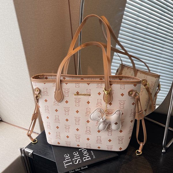 Trendy Large Capacity Tote Bag for Women, Versatile Shoulder Bag for College Classes, 2025 New Style, Chic and Functional