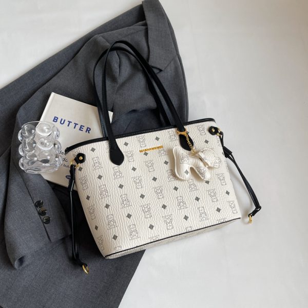 Trendy Large Capacity Tote Bag for Women, Versatile Shoulder Bag for College Classes, 2025 New Style, Chic and Functional