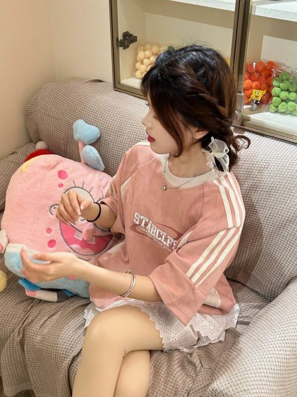 Trendy Pink Suede Short Sleeve T-Shirt for Women - American Style Three-Stripe Raglan Top, Summer 90s Fashion Essential
