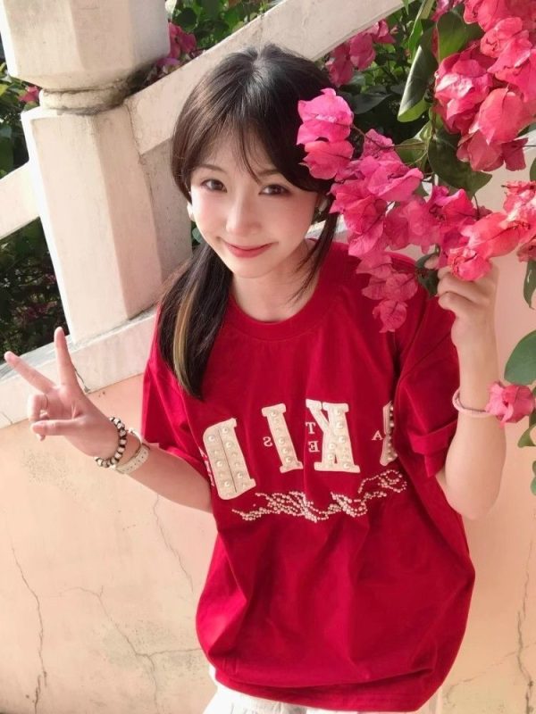 Trendy Red Short-Sleeve T-Shirt for Women with Beaded Letter Embroidery, Summer Fashion Top, American Style, Unique Design