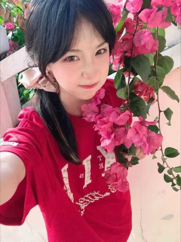 Trendy Red Short-Sleeve T-Shirt for Women with Beaded Letter Embroidery, Summer Fashion Top, American Style, Unique Design