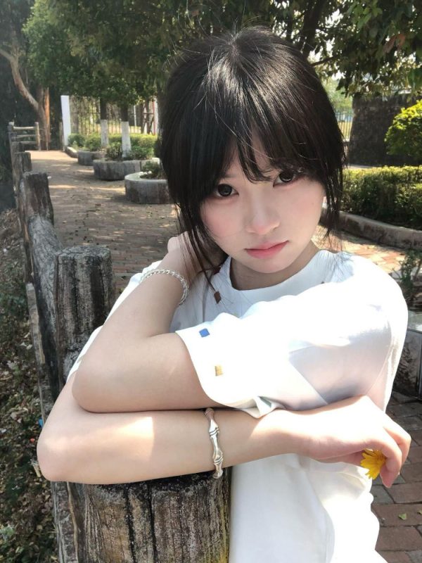 Trendy White Short Sleeve T-Shirt for Women with Embroidery - Summer 2025 American Style Niche Design