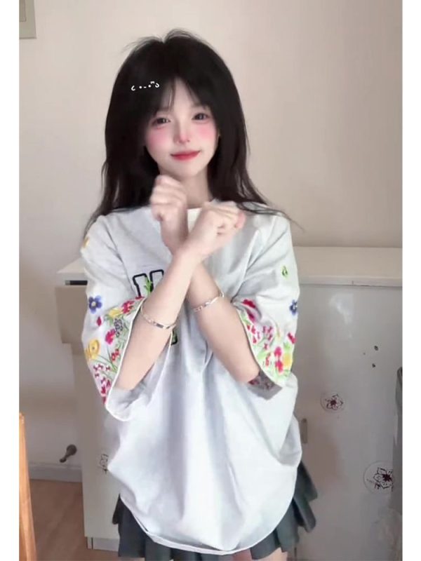 Trendy Women's Embroidered Floral Short Sleeve T-Shirt - Stylish Raglan Top for Summer 2025, Unique American Design