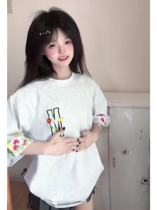 Trendy Women's Embroidered Floral Short Sleeve T-Shirt - Stylish Raglan Top for Summer 2025, Unique American Design