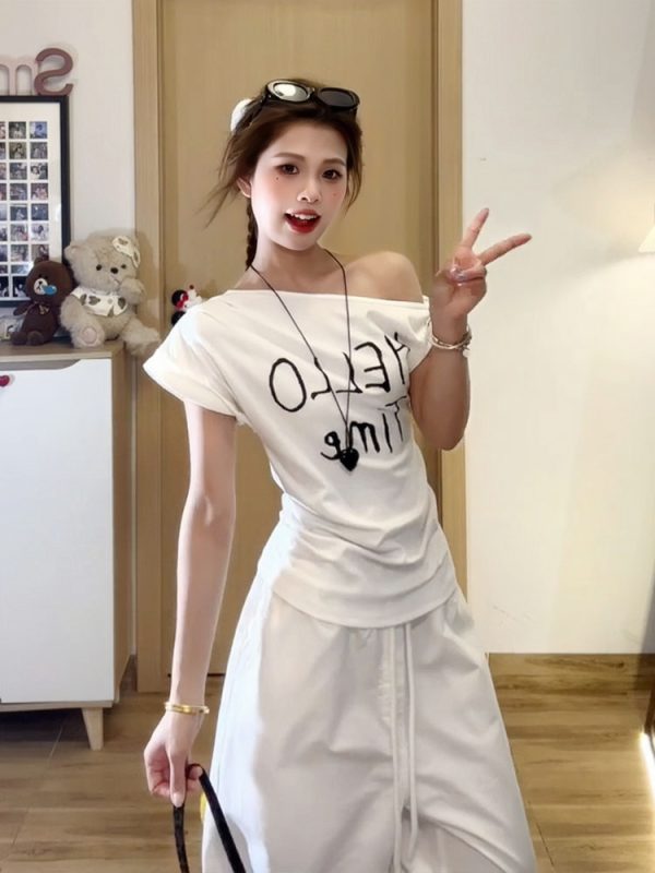 White Diagonal Shoulder Twisted Knot T-Shirt for Women, Summer Letter Print, Slim Fit Short Sleeve, Korean Style College Top