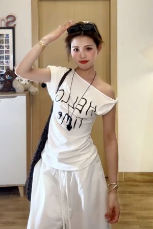 White Diagonal Shoulder Twisted Knot T-Shirt for Women, Summer Letter Print, Slim Fit Short Sleeve, Korean Style College Top