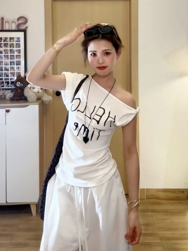 White Diagonal Shoulder Twisted Knot T-Shirt for Women, Summer Letter Print, Slim Fit Short Sleeve, Korean Style College Top