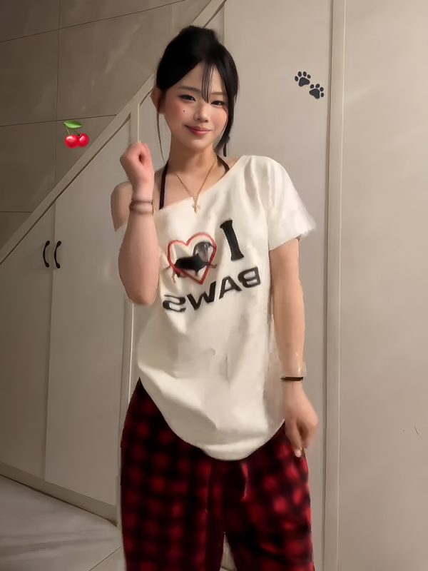 White Off-Shoulder Short Sleeve Women's T-Shirt - Summer Letter Print Casual Trendy Top for a Chic 90s Look