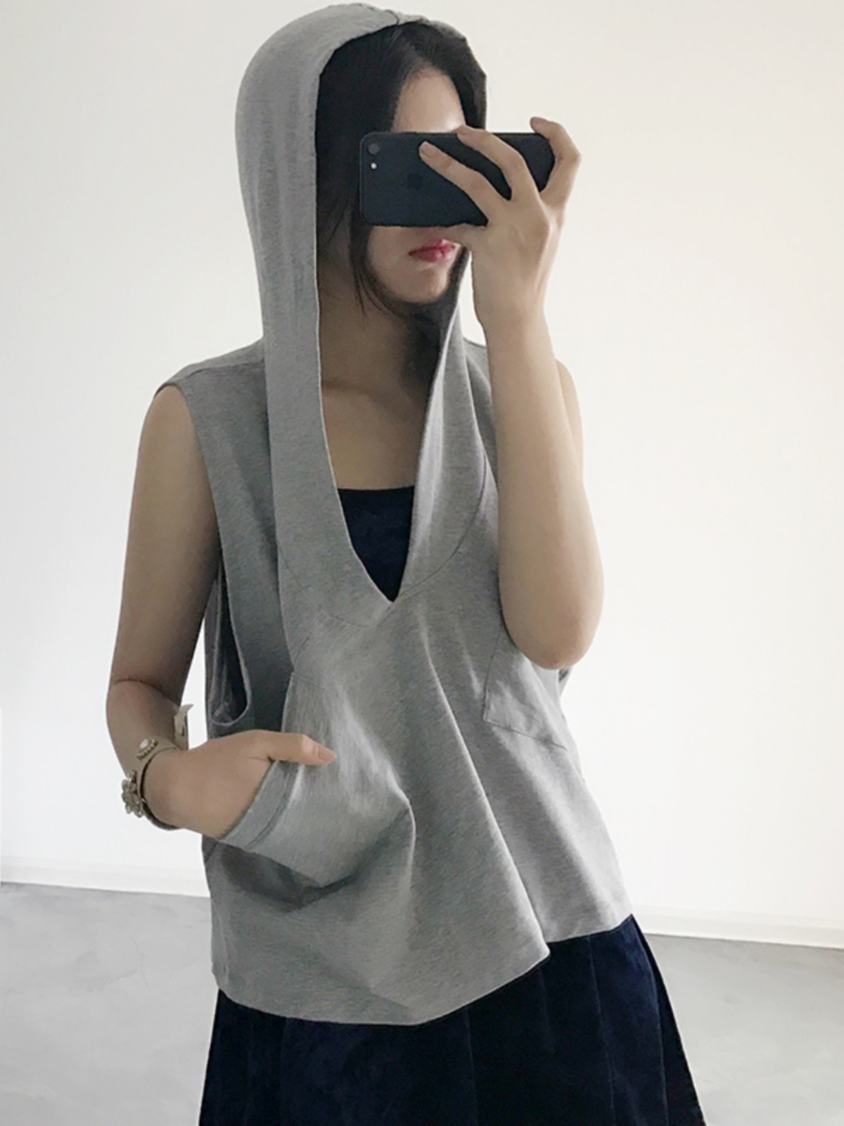 Women's Loose-Fitting Pure Cotton Sleeveless Hoodie Vest with Pockets - Casual Sports Top for Everyday Wear